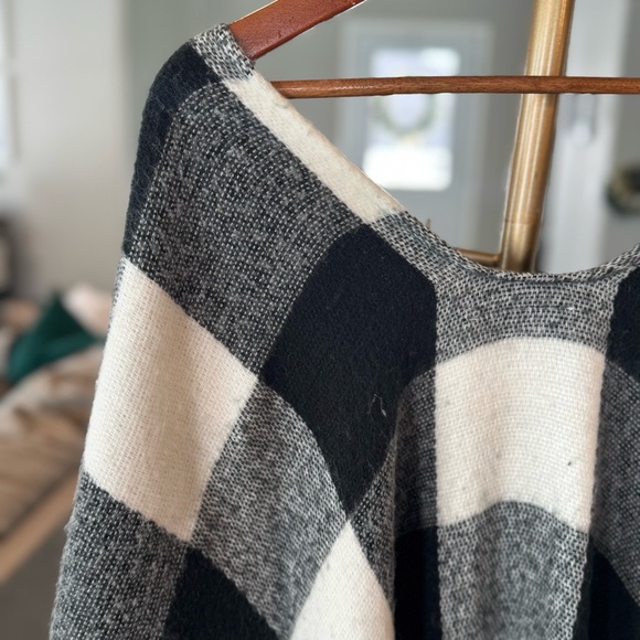 Summer & Rose FabFitFun Women’s One Size Black & White Plaid Poncho with Fringe - Picture 6 of 9